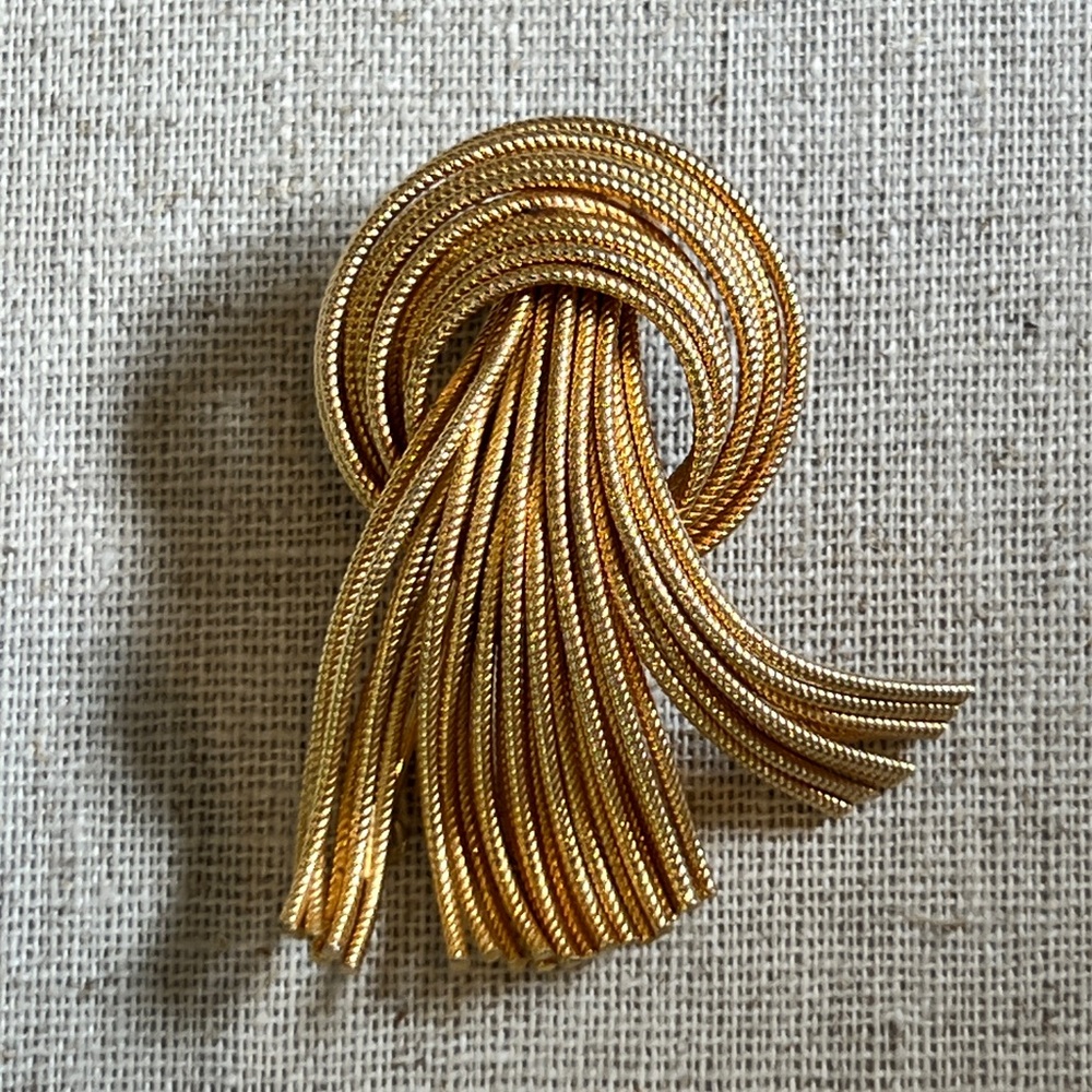 RARE VINTAGE Napier Gold Tassel Brooch/Pin 60s Statement Jewelry Quiet Luxury